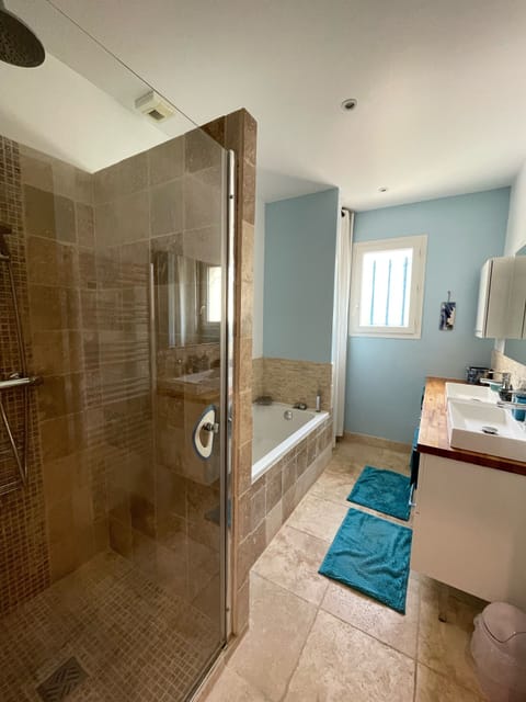 Combined shower/tub, hair dryer