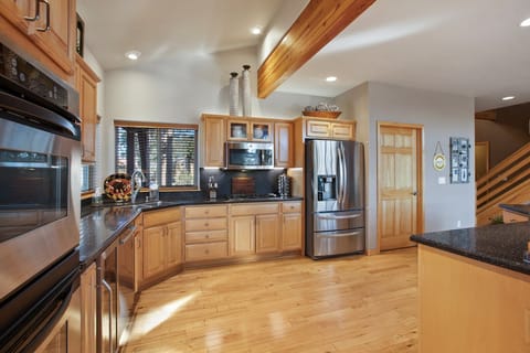 Gourmet kitchen. Full-size refrigerator, dishwasher and gas range.