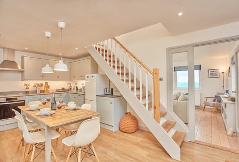 3 Overcliff, Port Isaac. Ground floor: Kitchen, gather round for a home cooked meal