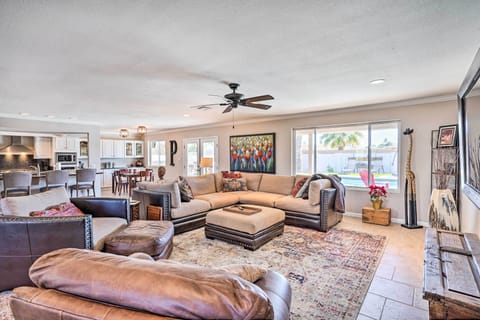 Living Room | Central A/C | Smart TV w/ Cable