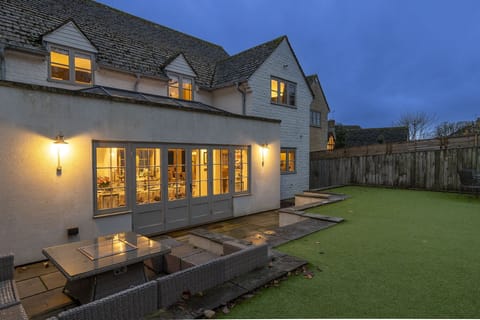 Honeysuckle House Garden - StayCotswold