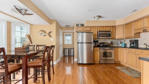 Fridge, oven, stovetop, coffee/tea maker