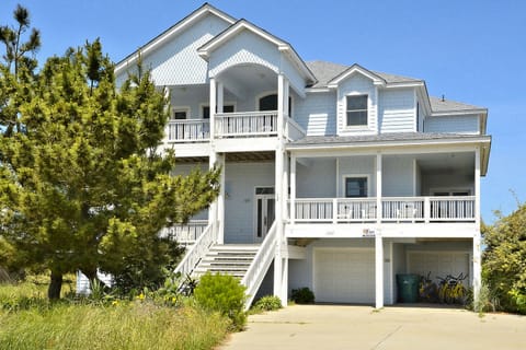 Oceanfront Vacation Fun w\/Pool, Kiddie Pool, Hot Tub, Pool Table... House in Corolla