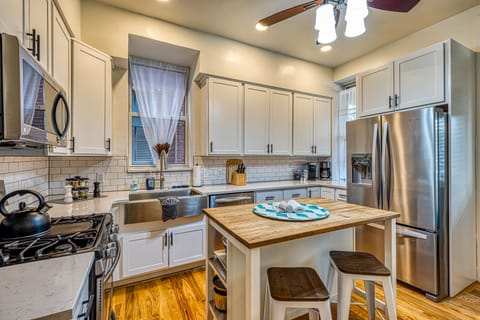 Private kitchen | Fridge, microwave, oven, stovetop