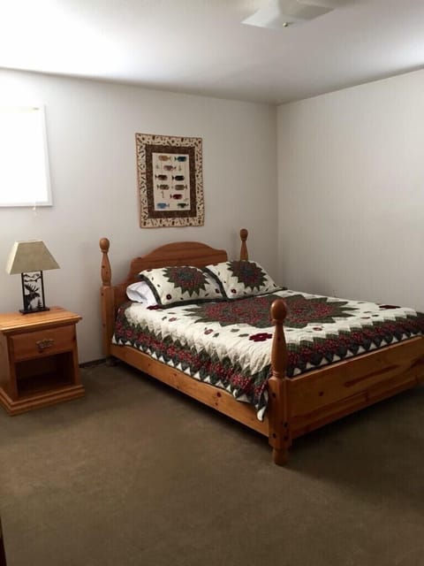 3 bedrooms, desk, bed sheets