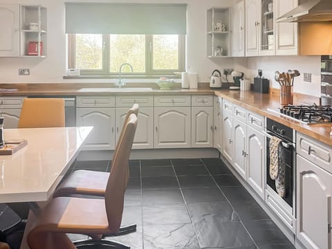 Kitchen | Ty’n-y-Canol, Johnston, near Haverfordwest