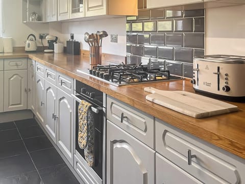 Kitchen | Ty’n-y-Canol, Johnston, near Haverfordwest
