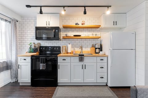 Keeping your routine and meal prep is easy in the fully equipped kitchen.