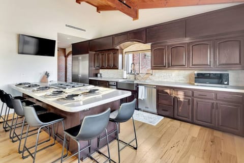 [Kitchen] Spacious with a 12x6 concrete center island