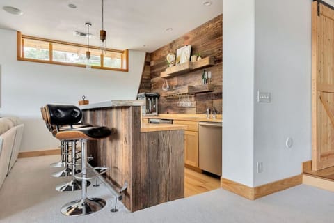 [Family Room / Game Room] Wet bar