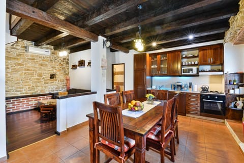 Open concept living room, dining room and fully equipped kitchen