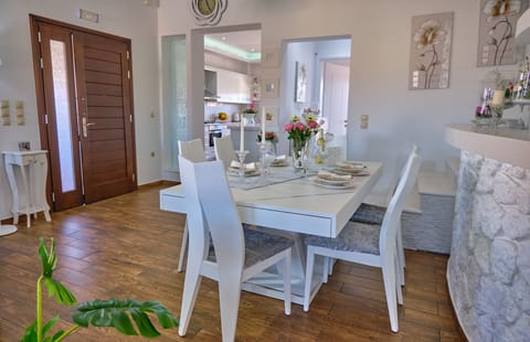 Elena Luxury Suite Agios Stefanos Dining Area
