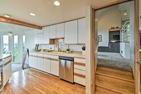 Kitchen | Fully Equipped w/ Stainless Steel Appliances