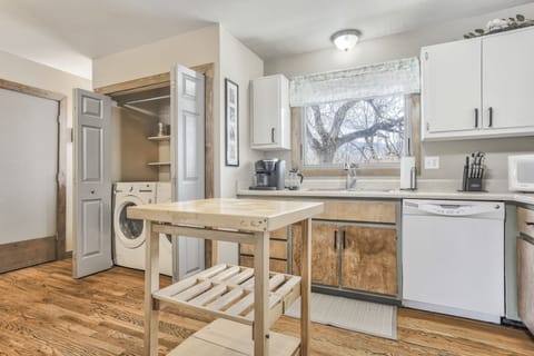 Open and bright kitchen with everything you need!