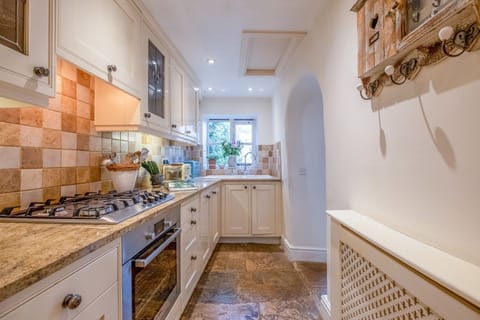 Bag End and Peppercorn Cottage Kitchen - StayCotswold