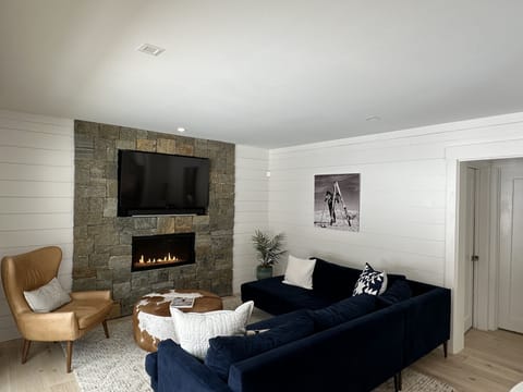 Smart TV, fireplace, stereo