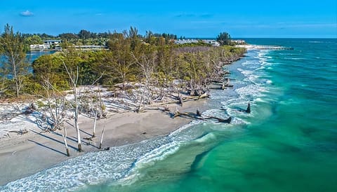 Beach nearby, sun loungers, beach towels