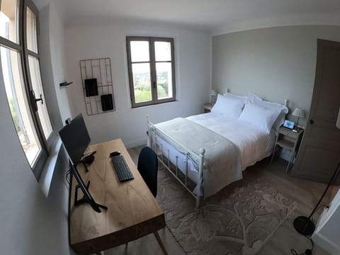 5 bedrooms, desk, travel crib, WiFi