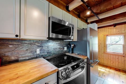 Modern mountain view cottage with full kitchen, W\/D, firepit, & fast WiFi Haus in Elmore