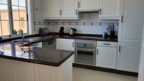 Oven, dishwasher, electric kettle, cookware/dishes/utensils