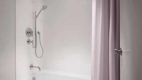 Combined shower/tub, hair dryer, towels