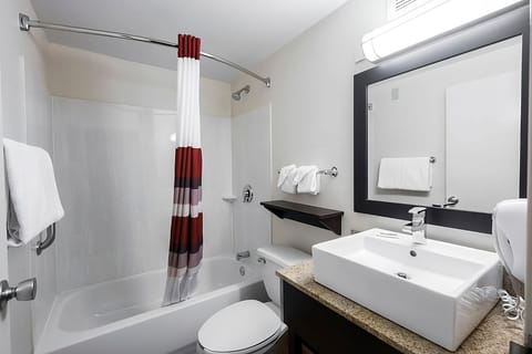 Combined shower/tub, hair dryer, towels