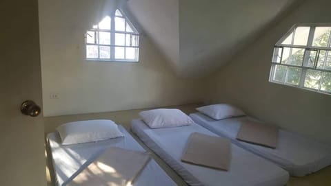 6 bedrooms, desk, free WiFi, bed sheets