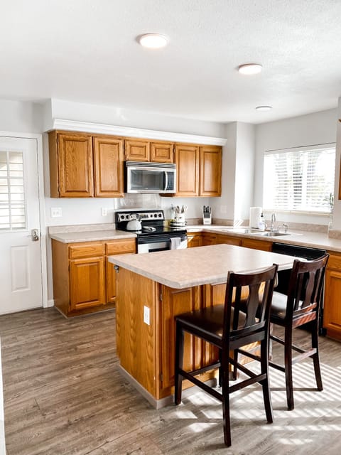 Private kitchen | Fridge, microwave, oven, stovetop