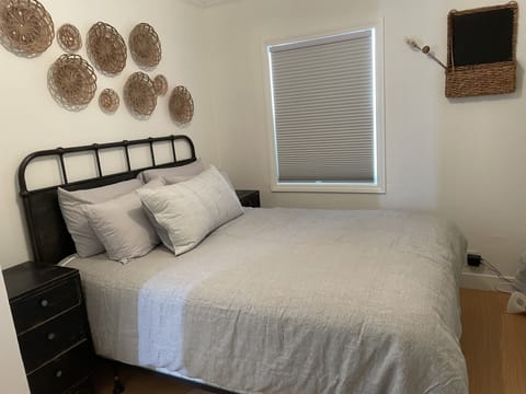 2 bedrooms, desk, WiFi, bed sheets