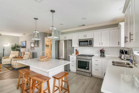 Full Kitchen - The full kitchen will appease any picky chef.