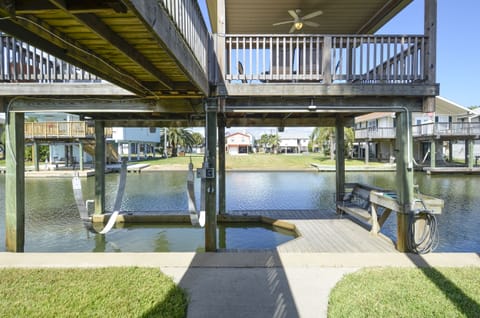 Boat Deck - Pull up your boat at the deck! Cruise along the calming waters and return back home for a nice al fresco meal on the patio!