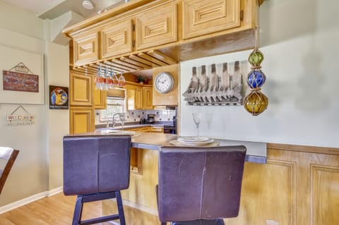 Coffee Anyone? - Pull up a stool to the breakfast bar and drink a morning cup of joe. It’s a great place to plan your day’s activities, gather your wits, and get ready for more quality time!