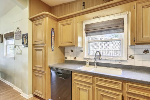 Full Kitchen - The full kitchen will appease any picky chef.