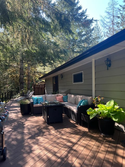 Outdoor living area with propane fire table