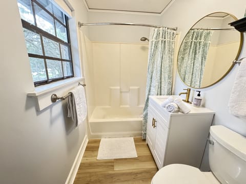 Combined shower/tub, hair dryer, towels