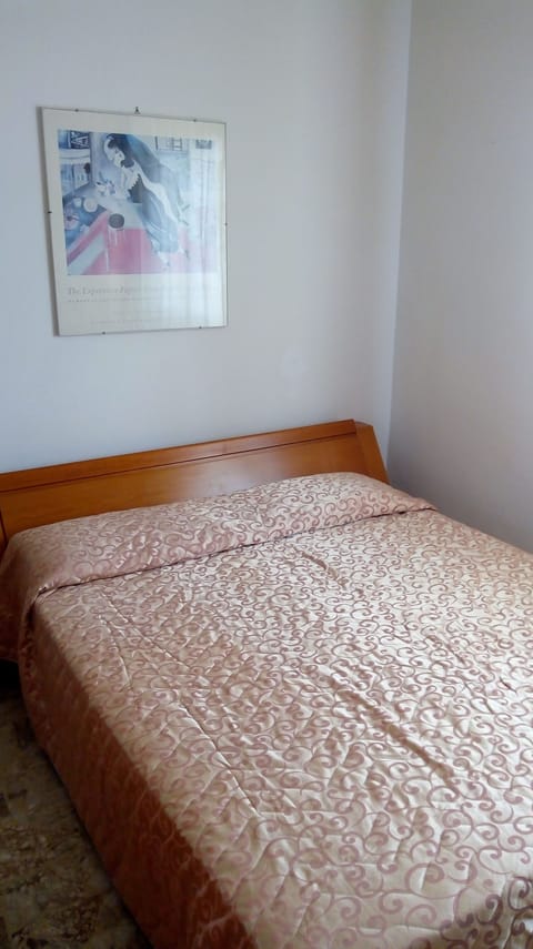 2 bedrooms, desk, iron/ironing board, bed sheets