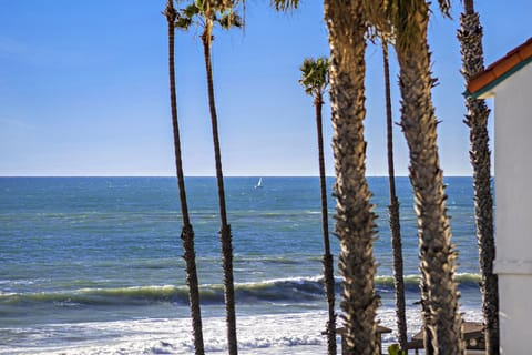 Beach nearby, sun loungers, beach towels