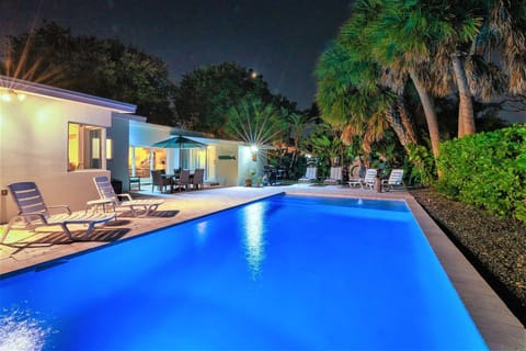 Evening around the pool has a special ambiance.