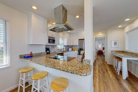 Fun beachfront home w\/shared pool, WiFi, private washer & dryer, central AC Haus in Avon
