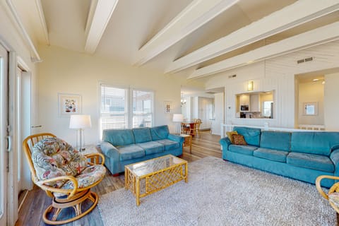 Fun beachfront home w\/shared pool, WiFi, private washer & dryer, central AC House in Avon