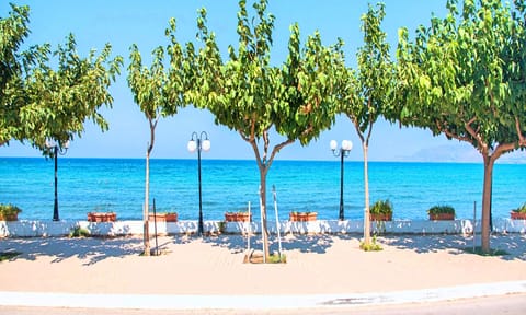 Beach nearby, sun loungers, beach towels