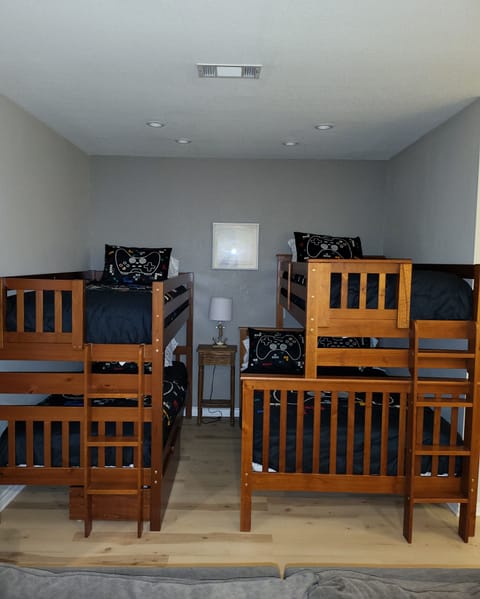 6 bedrooms, iron/ironing board, travel crib, bed sheets