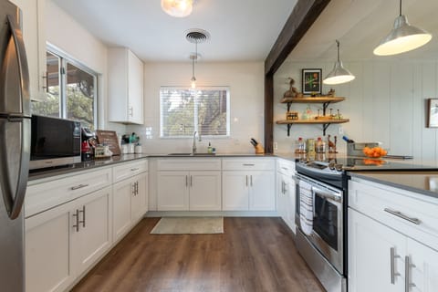 Full kitchen with all you need, from plates to a pizza cutter.