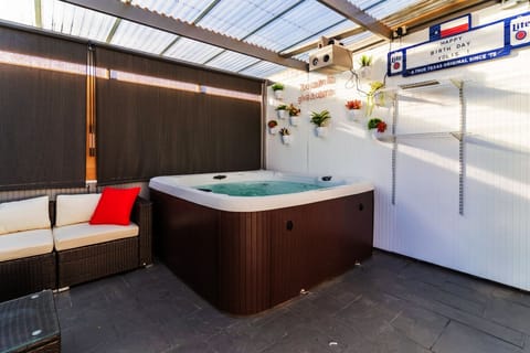 Indoor spa tub