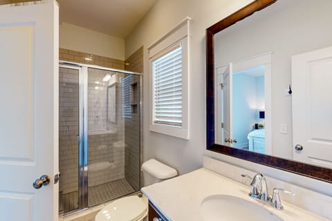 Combined shower/tub, hair dryer, towels