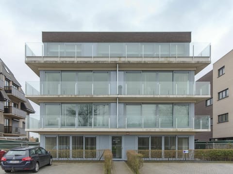Sky, Building, Car, Cloud, Wheel, Window, Vehicle, Plant, Urban Design