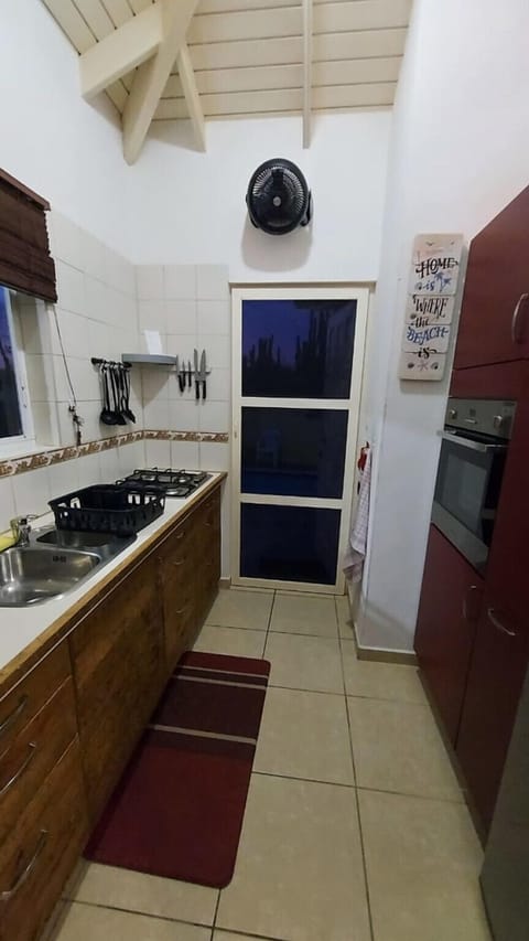 Fridge, oven, stovetop, coffee/tea maker