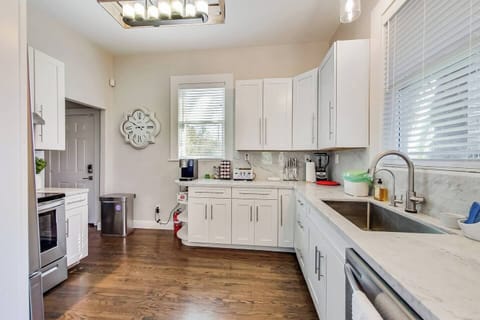 Fully equipped kitchen with a Keurig.
We provide keurig pods and sweetener options.