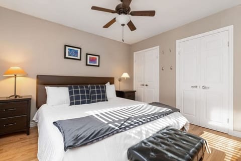 3 bedrooms, premium bedding, desk, iron/ironing board