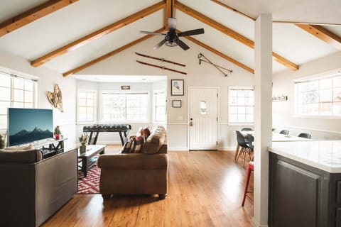 Living area | Smart TV, fireplace, Netflix, foosball